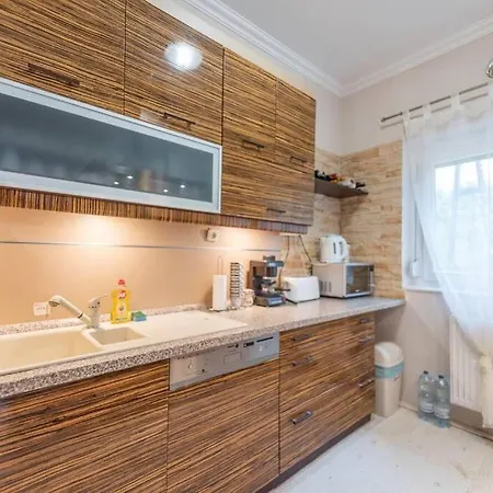 Cedrus Nyaralohaz, Gyoparosfuerdo オロシュハーザ