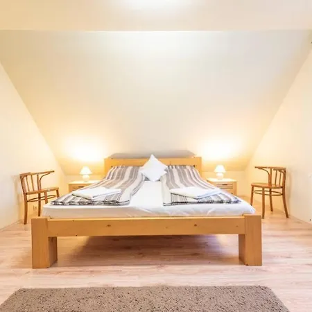 Cedrus Nyaralohaz, Gyoparosfuerdo